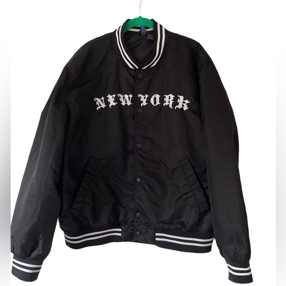 NEW YORK logo bomber jacket by Divided. Size XL